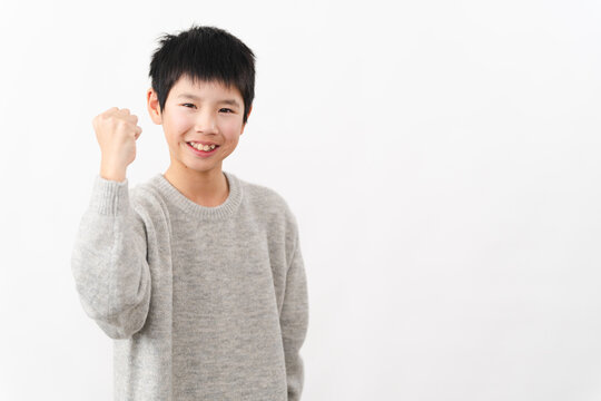 私服姿の小学生の男の子　ライフスタイルイメージ