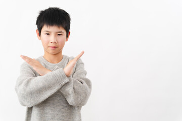 私服姿の小学生の男の子　ライフスタイルイメージ