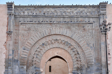 Obraz premium Keyhole Arch Gate to Old Marrakech Kasbah, Medium Shot