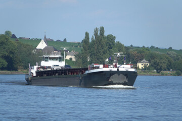 Frachtschiff auf dem Rhein