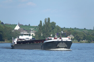 Frachtschiff auf dem Rhein