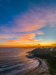Obraz premium Sunrise at the seaside with high clouds