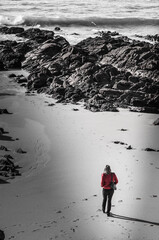 Femme seule en rouge sur une plage  - 726335825