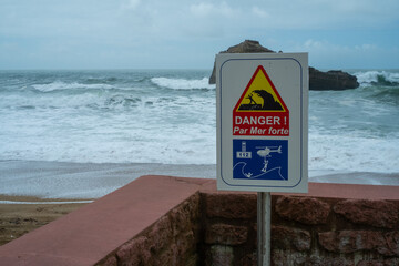 plage de Biarritz - Panneau Danger par mer forte - 726336096