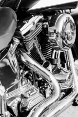 Photo sur Plexiglas Moto detail of the engine of a vintage custom motorcycle in black and white