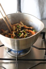 鍋でひじきの煮物を作っているところ