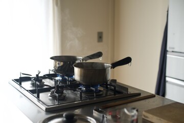 手鍋で料理をしているところ