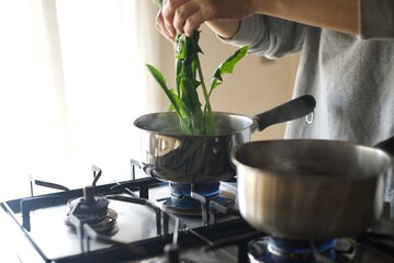 鍋でほうれん草を塩茹でするところ