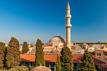 Das Minarett einer Moschee in der historischen Altstadt von Rhodos-Stadt bei schönem Sommerwetter...