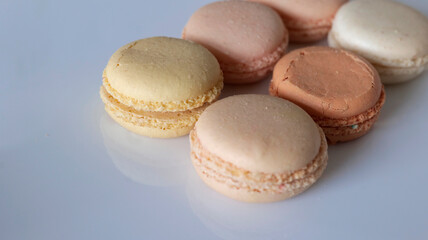 macarons sur une assiette