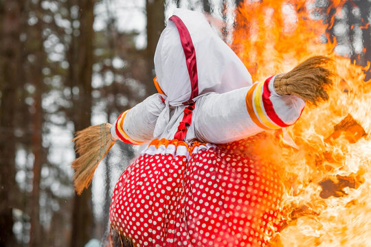 Russian traditions. Shirokaya Maslenitsa holiday. Burning of an effigy of Maslenitsa in the Moscow region. Seeing off winter.