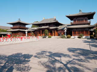 Obraz premium Ancient Tang dynasty style building in Baoshan temple. Buddhist temple located on the banks of the Lianqi River, Baoshan, Shanghai. The Chinese characters on plaque means 