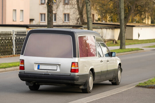 Ein Bestattungsauto f&auml;hrt durch die Stadt