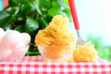 O macarrão com ovo é um prato que pode ser servido no almoço, ou jantar, garantindo uma...