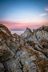 Terreno pedregoso al atardecer 