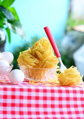 O macarrão com ovo é um prato que pode ser servido no almoço, ou jantar, garantindo uma...