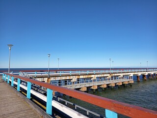 Naklejka premium bridge in the sea