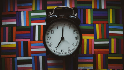 alarm o'clock showing 7 o'clock 