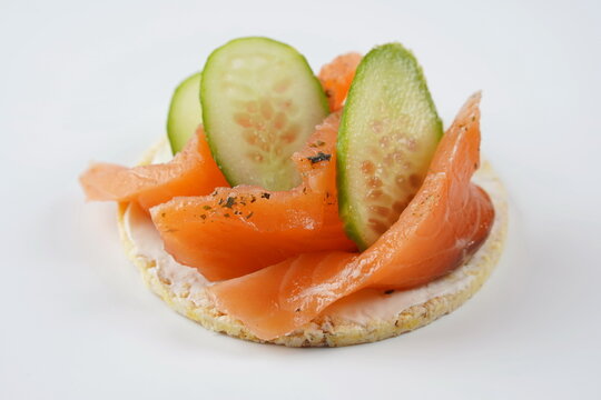 Rice cakes with cream cheese, salmon and cucumber