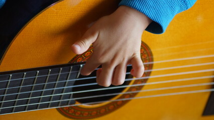 Guitare et petit main 