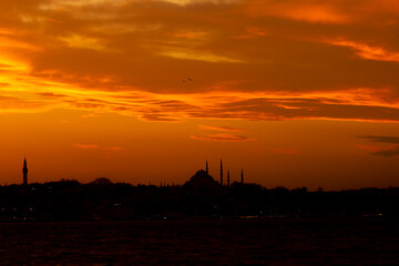 Naklejka premium Silhouette of Suleymaniye Mosque and Istanbul at sunset
