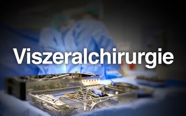 Viszeralchirurgie Schriftzug, im Hintergrund ein Operationssaal mit Chirurgen am Patienten, Geräte...