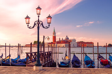 Morgen in Venedig mit Gondeln am Markusplatz und Blick auf San Giorgio Maggiore
