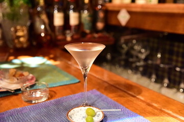 レトロなバーのカウンターとカクテルのアップ　お酒　グラス　クローズアップ