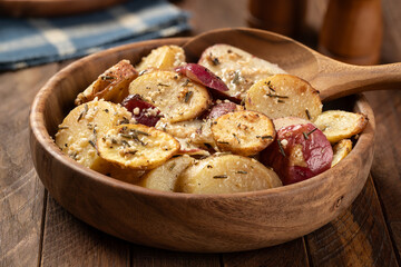 Roasted potatoes seasoned with rosemary and garlic - 726499016