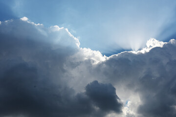Fototapeta na wymiar 曇りから晴れる瞬間の空　雲　隙間　光　晴れる　変化　シルエット　