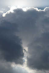 Fototapeta premium 曇りから晴れる瞬間の空 雲 隙間 光 晴れる 変化 シルエット 
