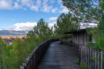 Holzwanderweg mit Ausblick über Elciego im Baskenland in Spanien