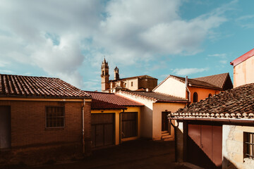 Fototapeta na wymiar Ausblick auf die Kirche San Andres Eliza in Elciego im Baskenland in Spanien