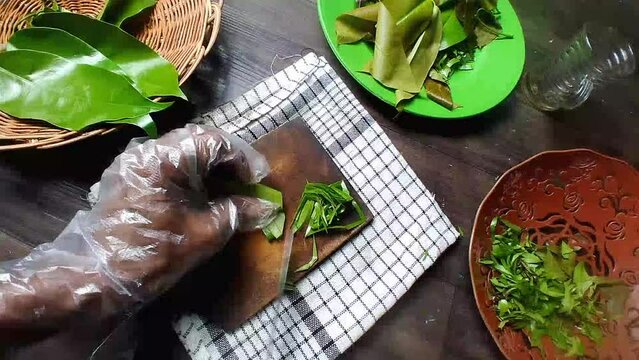 video of cutting melinjo leaves for vegetables
