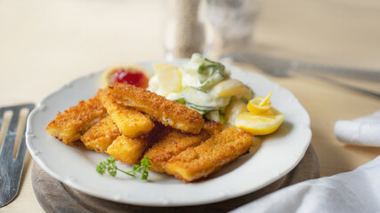 Fischstäbchen mit Kartoffel-Gurken-Salat