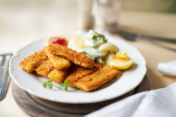 Fischstäbchen mit Kartoffel-Gurken-Salat