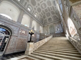 Scalone Palazzo Reale di Napoli. Italia. 