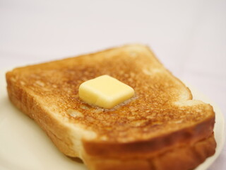 トーストにバターを乗せた