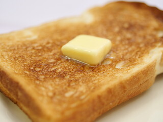 トーストにバターを乗せた