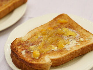 バターとジャムを塗ったトースト