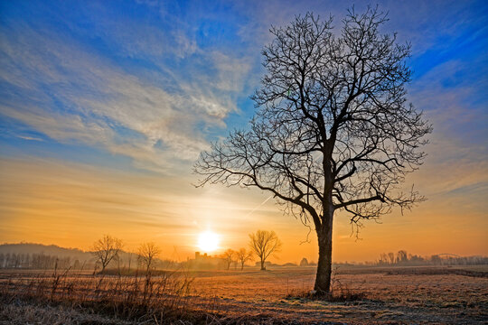 Alba al castello di Pavone Canavese, Piemonte, Italia
