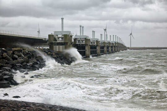 Oosterscheldekering in Zeeland, Nederland is een waterkering die bij hoogwater of storm gesloten kan worden zodat het binnenland beschermt word tegen overstroming