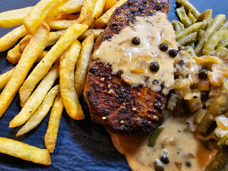 Französisches Pfeffersteak mit grünem Pfeffer Bohnen und Pommes Frites