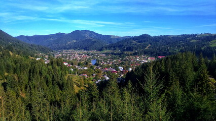 Fototapeta premium Green mountain town