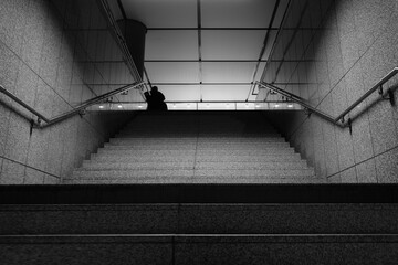 Treppe zur U-Bahn in Düsseldorf in schwarz-weiß