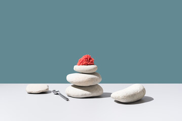 Caviar huevas de trucha sobre piedras blancas. Comida gourmet sobre fondo verde