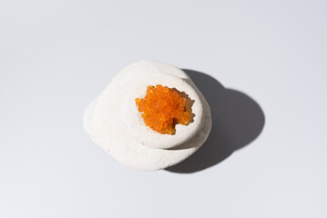 Huevas de caviar de salmón sobre piedras blancas. Comida gourmet. Vista superior