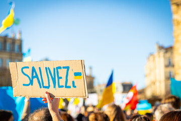sauvez Ukraine lors d'une manifestation en soutien