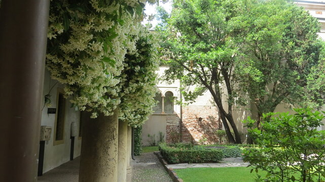Jard&iacute;n del memorial de Julieta