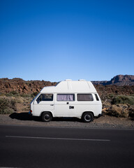 Campervan Volkswagen T3 na Teneryfie, Wyspy Kanaryjskie - obrazy, fototapety, plakaty